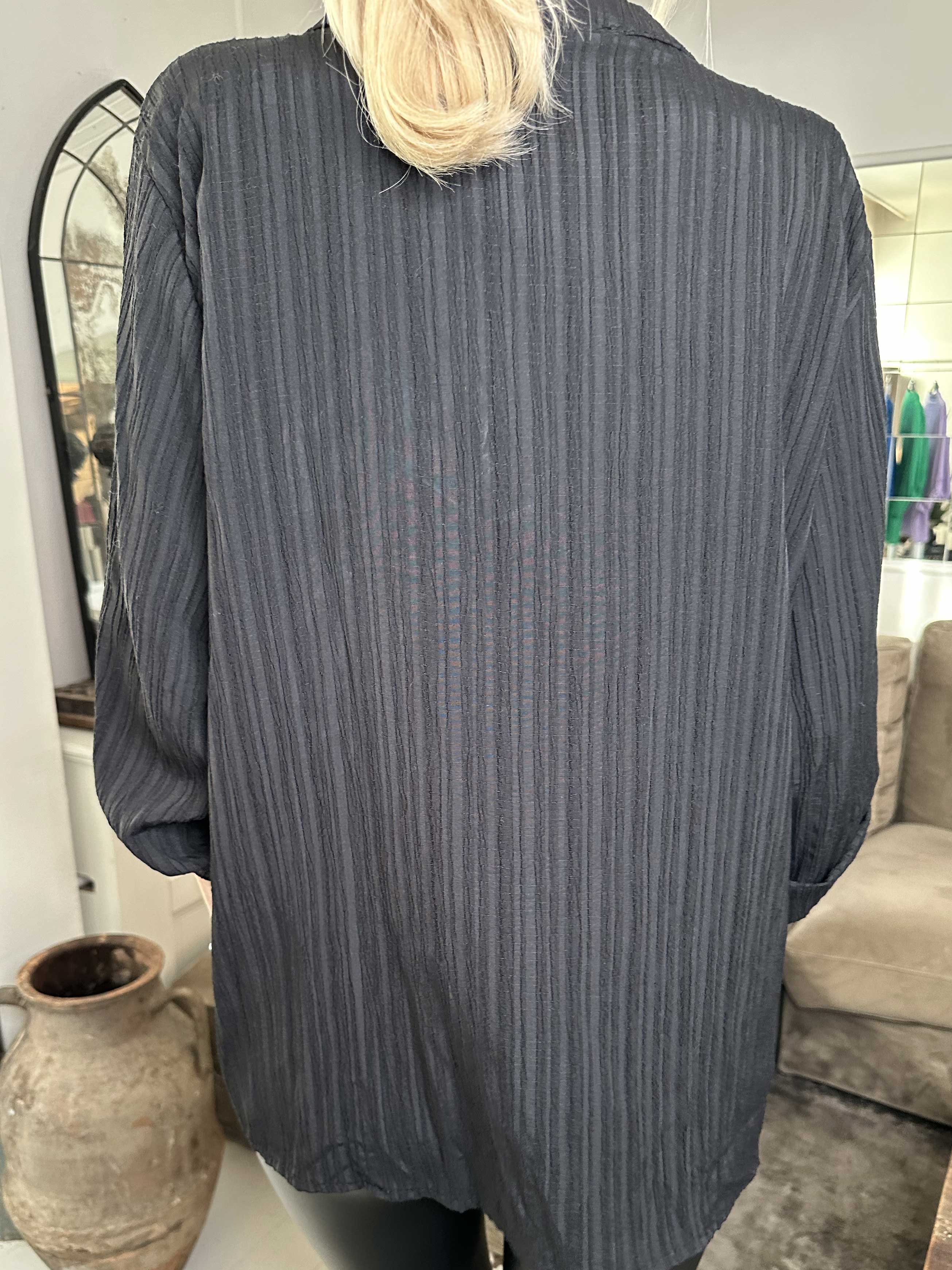 Karah - Ensfarvet skjorte i crepet look